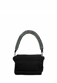 Zwarte gewatteerde handtas met een robuuste gevlochten handvat in blauw en cream. Heeft een klepontwerp en zilverkleurige hardware accenten.