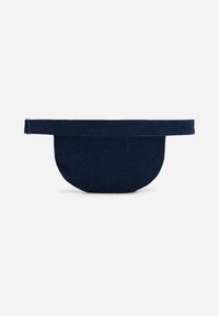 Sac banane en jean bleu foncé avec une forme arrondie, un haut plat et une large sangle. Texture lisse sans matériel visible ni motifs.