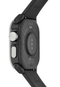 Tył smartwatcha Lotus z widocznymi sensorami, teksturą z włókna węglowego, bocznymi przyciskami, czarnym paskiem oraz wygrawerowaną nazwą marki.