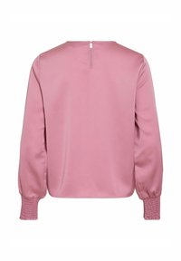 Väldigt lång ärm, rosa satinblus med smockade manschetter och en liten knäppning med nyckelhål i ryggen.