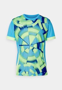 Camiseta deportiva de manga corta con base azul, patrones circulares geométricos en verde neón y azul marino, logo de Puma en el pecho y texto "DryCell" cerca del dobladillo.