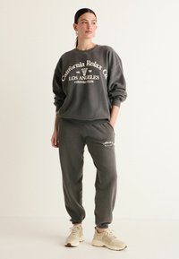 Next RELAXED FIT CALIFORNIA LONG SLEEVE GRAPHIC - Collegepaita - charcoal grey