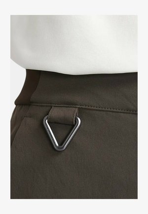 Cintura de tela marrón con un acento triangular de metal negro. Textura suave con costuras visibles a lo largo del lado.