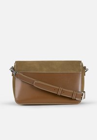 Borsa in pelle marrone con una sezione superiore in camoscio. Presenta una lunga tracolla regolabile e cuciture bianche lungo i bordi. Forma rettangolare.