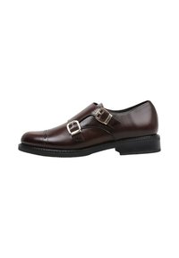 Zapato de cuero marrón con dos hebillas plateadas, puntera redondeada y un acabado texturizado. Suela negra resistente con un ligero tacón.