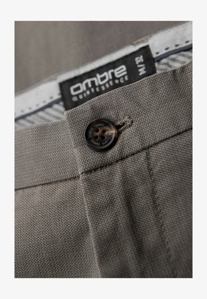 Ombre, - Chinosy