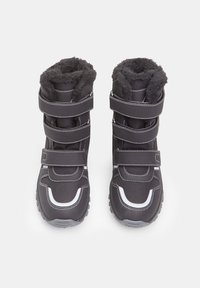 Stivali invernali neri con tre cinghie in velcro regolabili, colletto imbottito e fodera in pelliccia sintetica. Suola in gomma con grip testurizzato. Dettagli di cucitura bianca.