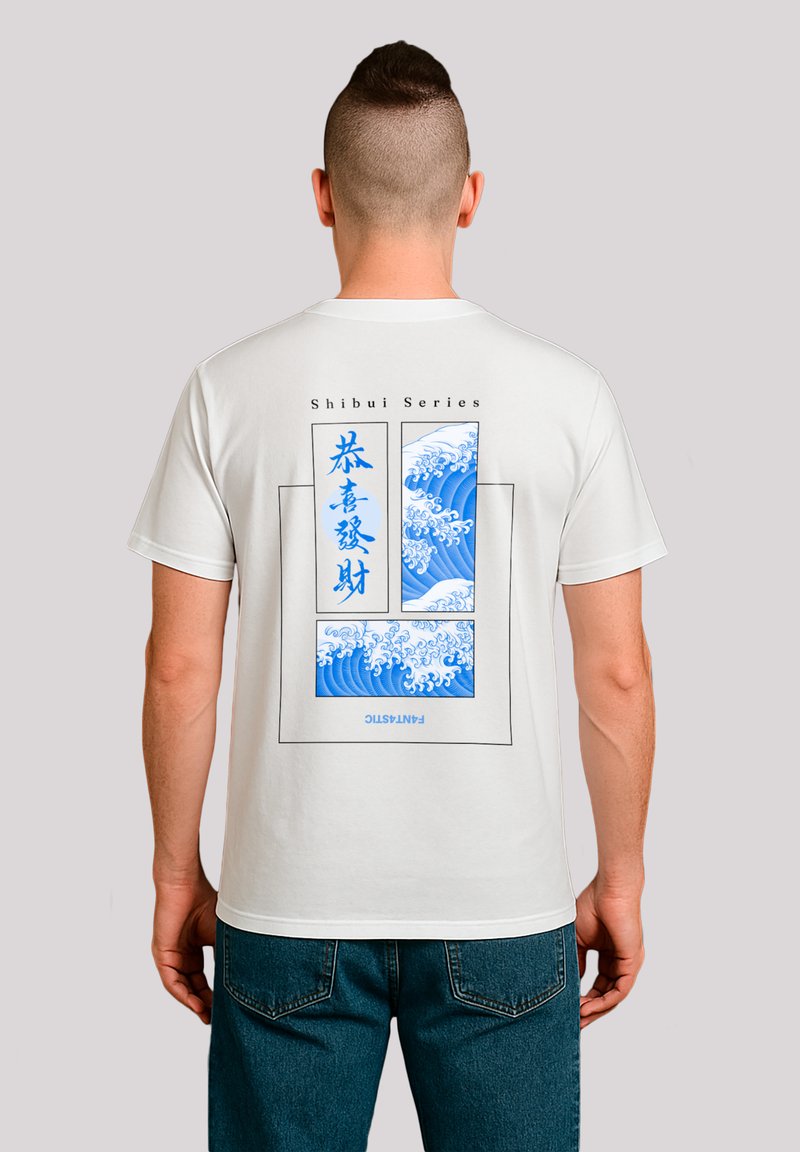 Weißes Baumwoll-T-Shirt mit einem blauen Wellenmotiv auf der Rückseite, umrahmt von schwarzen Linien und dem Text "Shibui Series" und "FANTASTIC."