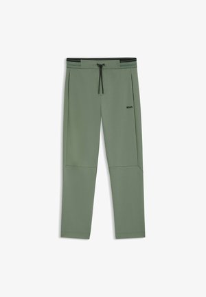 Pantaloni tuta verdi realizzati in un tessuto morbido, con cintura regolabile, tasche laterali e un discreto logo sulla coscia.
