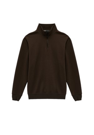 Dunkelbrauner gerippter Pullover mit langen Ärmeln, hohem Kragen und kurzem schwarzem Frontreißverschluss.