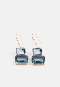 Brincos dourados com duas pedras retangulares azuis, uma maior em baixo e uma menor em cima, com um acabamento liso e polido.