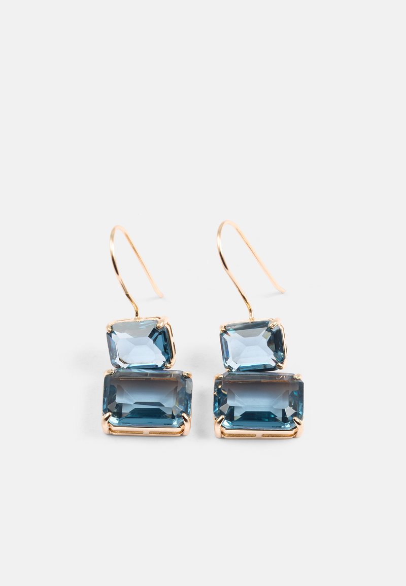 Brincos dourados com duas pedras retangulares azuis, uma maior em baixo e uma menor em cima, com um acabamento liso e polido.