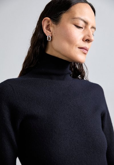 Tiger of Sweden MALAYA - Stickad klänning - light ink