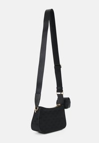 Borsa a tracolla nera con tracolla regolabile, zip dorata, piccolo vano attaccato e delicato motivo con monogramma "MK".