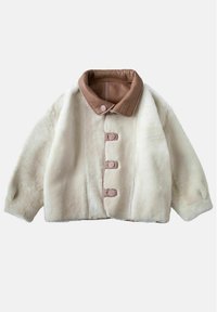 Korte nepbonten jas in roomwit met een bruine leren kraag, voorzien van vijf knopen en een cropped silhouet. Zachte textuur en brede mouwen.
