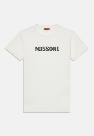 Camiseta de algodón blanca con un logo texturizado en gris oscuro "MISSONI" centrado en el pecho en una fuente en negrita. Diseño de manga corta y cuello redondo.