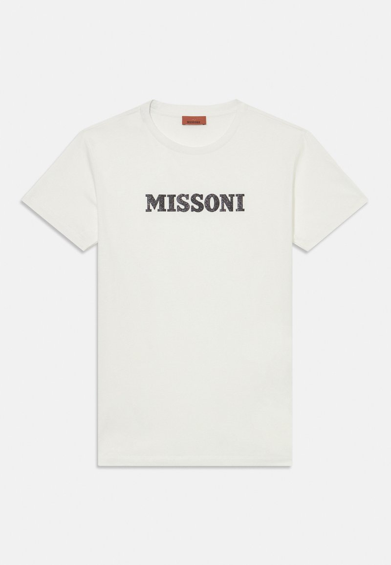 Balta medvilnės marškinėliai su tekstūruotu tamsiai pilku "MISSONI" logotipu, išdėstytu centre ant krūtinės drąsiais šriftais. Trumpomis rankovėmis, apvalia kaklo iškirpte.