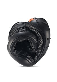 Czarna rękawica ochronna z teksturowaną gumową powłoką, wypukłymi wzorami i szarym, dzianinowym wykończeniem. Posiada pomarańczowy akcent na nadgarstku.