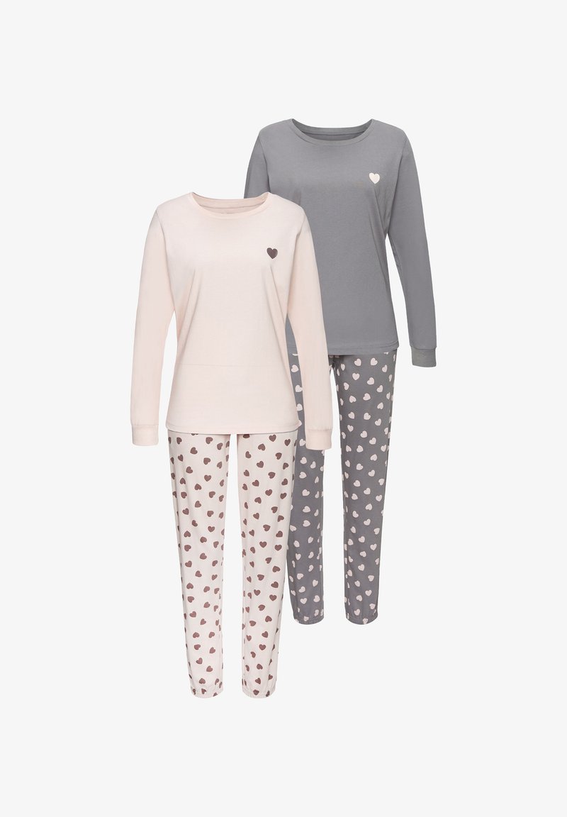 Zwei Schlafanzüge: einer in hellrosa mit kleinen braunen Herzen, der andere in grau mit hellrosanen Herzen. Beide haben lange Ärmel und Hosen. Aus weichem Material.