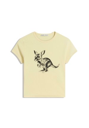 Tricou scurt de culoare galben deschis, cu mânecă scurtă, având un desen detaliat în negru al unui pui de cangur, centrat pe față.