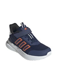 Zapatilla deportiva azul marino con parte superior de malla, acentos naranjas, suela blanca, correa ajustable y cordones, diseñada para comodidad y soporte.