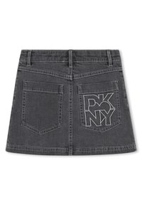 Zwarte denim mini-jurk met twee achterzakken, waarvan er één het witte geborduurde "DKNY" logo heeft.