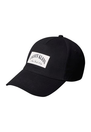 Czarna czapka z daszkiem z zakrzywionym rondem i białą naszywką z napisem "Calvin Klein New York City" na przednim panelu.