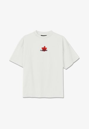 Camiseta blanca lisa de manga corta con una hoja de arce roja y texto negro centrados en el pecho.