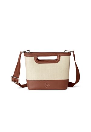 Bolso tipo cubo de lona beige con detalles en cuero marrón, asa integrada recortada, correa de hombro marrón ajustable y desmontable, y logo en relieve en la parte delantera.