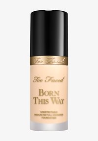 Too Faced Born This Way foundation in een matglazen fles met een matzwarte dop. Gouden letters aan de voorkant, lichtgewicht ontwerp, romige textuur.