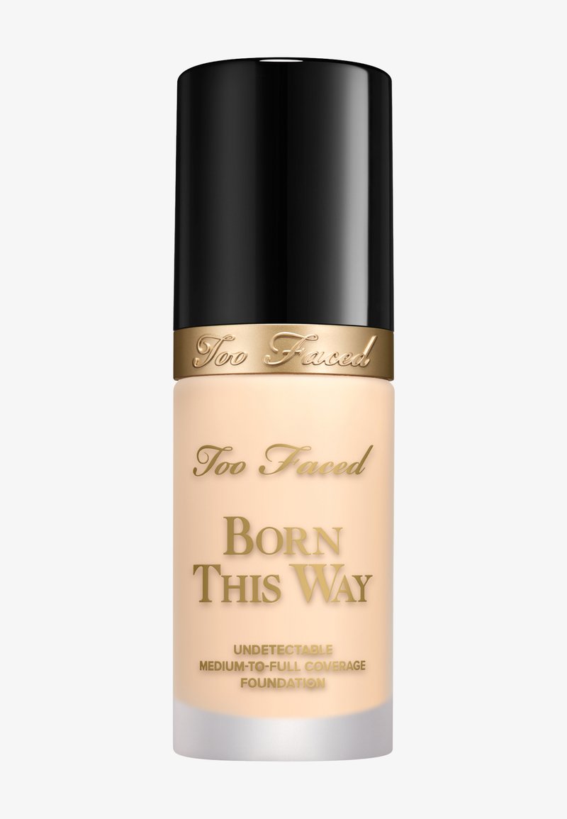 Too Faced Born This Way foundation in een matglazen fles met een matzwarte dop. Gouden letters aan de voorkant, lichtgewicht ontwerp, romige textuur.