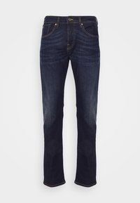 Vaqueros de mezclilla azul oscuro con un corte recto, que cuentan con un diseño estándar de cinco bolsillos, un suave efecto de desgaste y costuras contrastantes en amarillo.