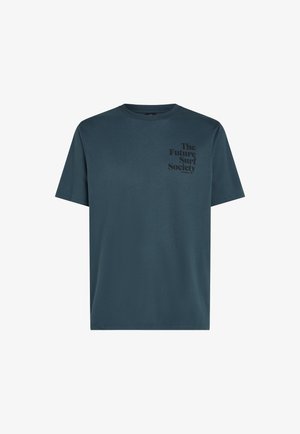 Temno zeleno-modra bombažna majica s kratkimi rokavi in okroglim izrezom, na levi strani prsnega koša z natisnjeno črno logotipom z napisom "The Future Surf Society."