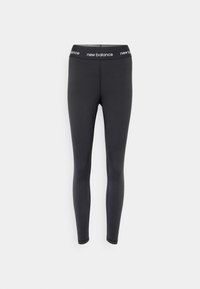 Juodos legging'os, pagamintos iš elastingo audinio, su plačiu juosmeniu, ant kurio yra "New Balance" prekės ženklas, lygaus paviršiaus ir prie kūno priglundančiu dizainu.
