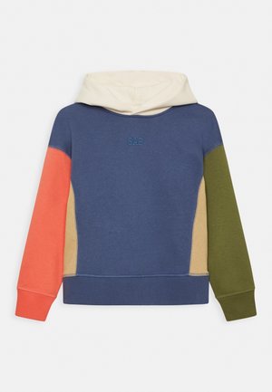Sweat à capuche pour enfants avec corps bleu, capuche crème, manche gauche orange, manche droite olive, panneaux latéraux beige, et logo GAP brodé sur le devant.