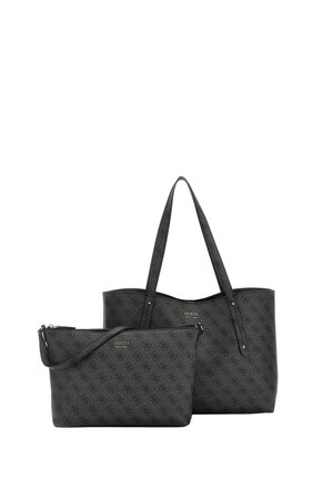 Due borse Guess nere con motivo monogramma; una tote con manici da spalla e una più piccola tracolla con zip.
