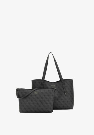 Due borse Guess nere con motivo monogramma; una tote con manici da spalla e una più piccola tracolla con zip.