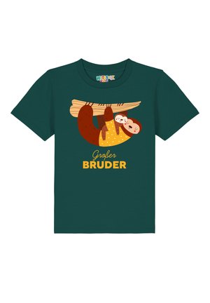 Dunkelgrünes Kinder-T-Shirt mit einem Grafikdesign von zweiFaultieren, die an einem Baumstamm hängen, und dem Schriftzug "Großer Bruder" in fetter gelber Schrift.