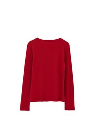 Czerwona koszula z długim rękawem, wykonana z miękkiego materiału, z okrągłym dekoltem i luźnym krojem, bez widocznych wzorów czy akcentów.