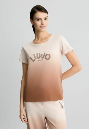 T-shirt a maniche corte in gradiente dal beige al marrone, con il logo "LIU JO MILANO" in un design a pois. Tessuto morbido, vestibilità comoda.