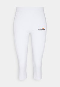 Białe legginsy capri wykonane z elastycznej, gładkiej tkaniny. Na przedniej części znajduje się czarne i kolorowe logo "ellesse". Brak widocznych zapięć i kieszeni.