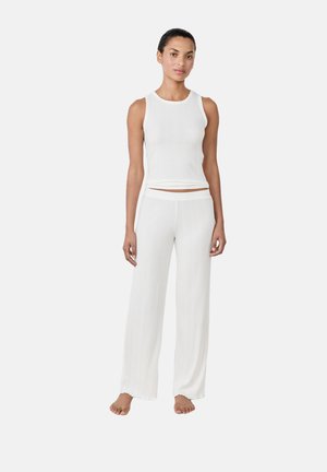 Weißes geripptes Tanktop und weite Hose Set, mit lockerer Passform und weicher Textur. Keine sichtbaren Muster oder Beschlagdetails.