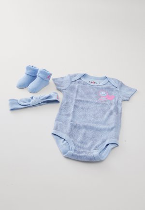 Blauer Baumwoll-Babykörper mit kurzen Ärmeln, passenden weichen Booties und einem geknoteten Haarband. Mit einem pinkfarbenen Logo und strukturiertem Stoff.