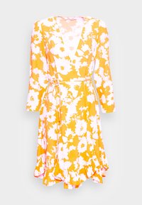 Robe portefeuille florale jaune vif avec motif blanc, décolleté en v, manches longues et ourlet à volants en plusieurs niveaux. Taille à nouer pour ajuster la forme.