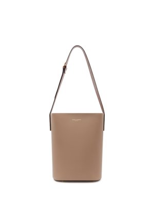 Eimer-Tasche aus glattem beigen Leder mit einem einzelnen verstellbaren braunen Ledertragegurt, mit einem goldenen Logo auf der Vorderseite.