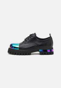 Koi Footwear SHELOB MENS IRIDESCENT METAL TOE CAP DERBY SHOES - Pantofi cu șiret - black