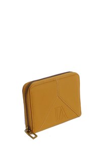 Cartera amarilla de cuero con cremallera, con logo en relieve y tirador de cremallera rectangular en tono dorado, mostrada en un ligero ángulo sobre fondo blanco.