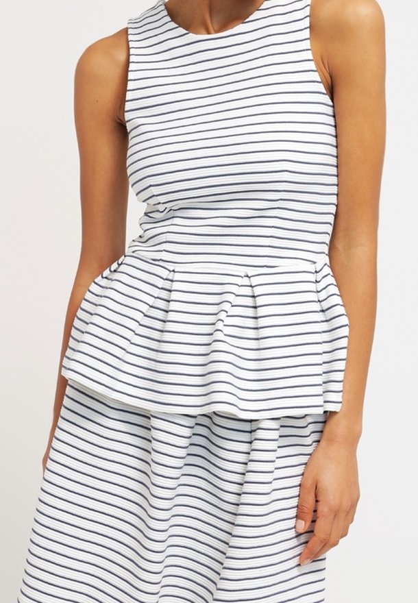 Bílé a námořnické pruhované peplum tričko s vysokým výstřihem a rozšířeným lemem, vyrobené z hladkého materiálu se strukturovaným designem.