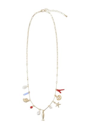 Guldhalskæde med havtema-vedhæng, herunder søstjerne, musling, fisk, rød koral, perler samt blå og røde perler.