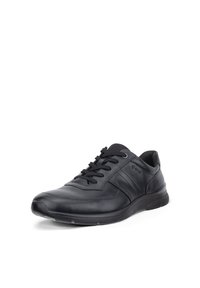 Zwarte leren sneaker met veters aan de voorkant, gewatteerde zool en Gore-Tex-label aan de zijkant, schuin geplaatst om de buiten- en bovenkant te tonen.